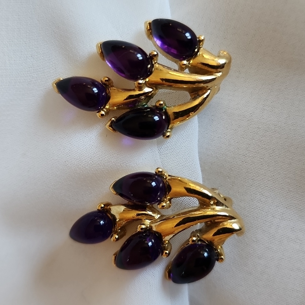 LOVELY PRE-OWNED TRIFARI TM CLIP EARRINGS w/ PURPLE CABOCHONS